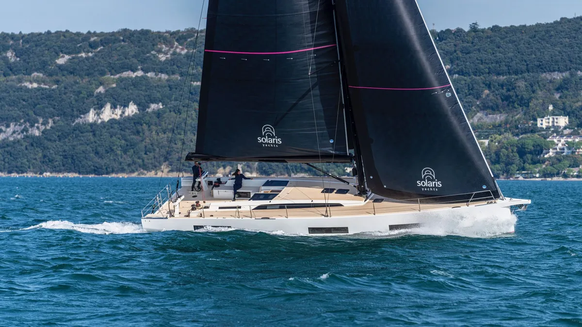 Solaris Yachts 55: Zeilboot vaart op zee