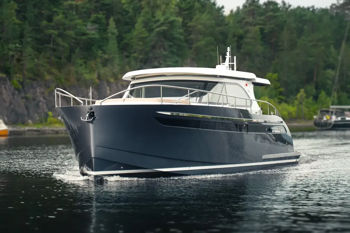 Steeler Yachts 52S: Grijze motorjacht vaart op water