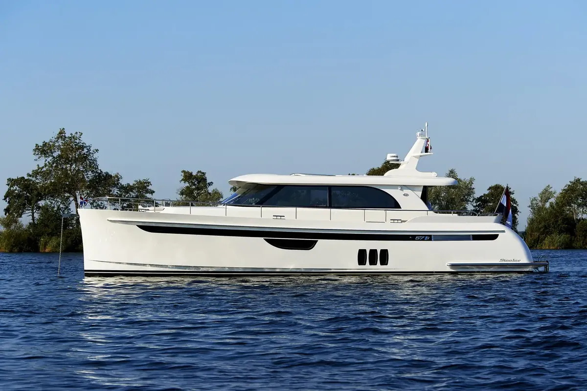 Steeler Yachts 57S Long Range: Witte motorjacht varend op water