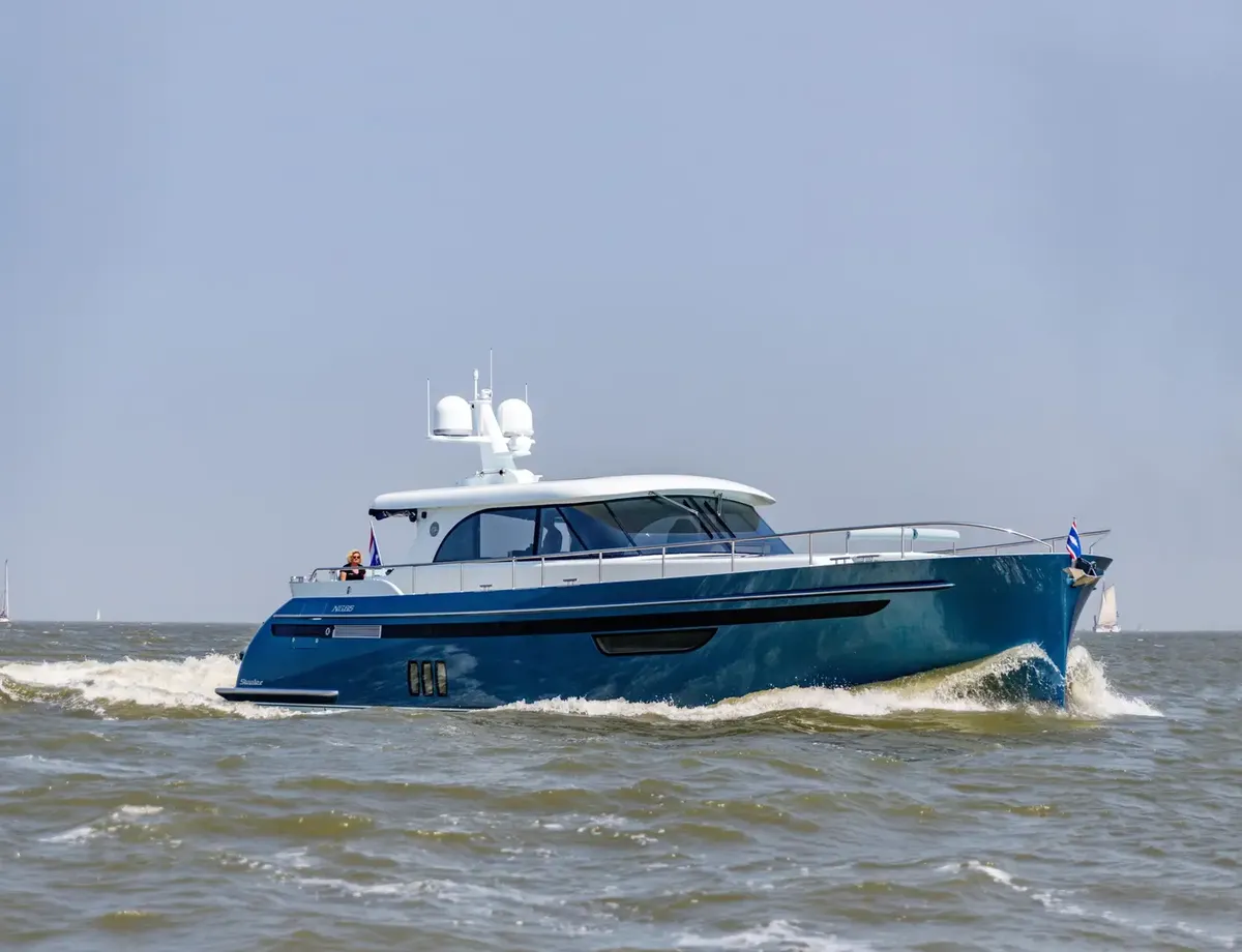 Steeler Yachts 65S Long Range: Blauwe boot varend op zee