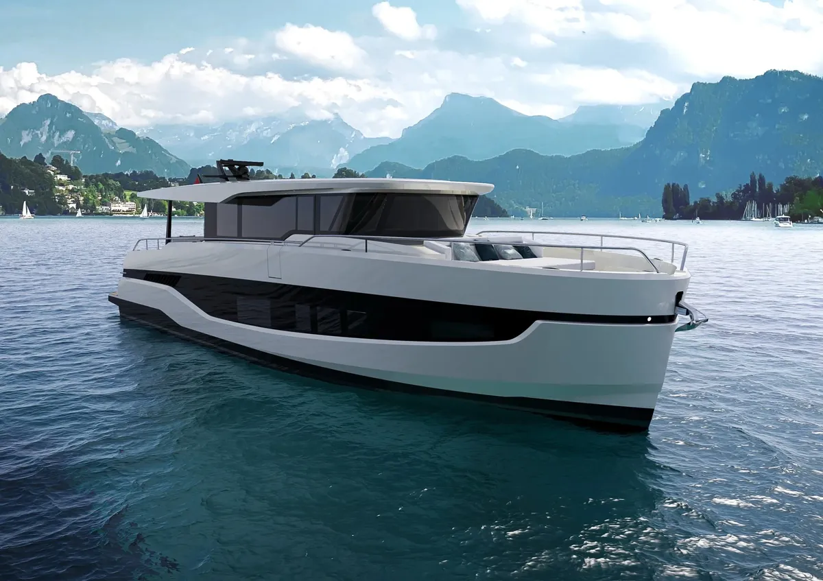 Steeler Yachts ACE 61: Moderne motorboot varend op meer