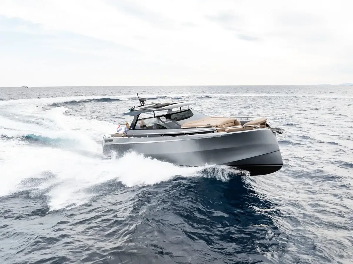 Steeler Yachts Bronson 50: Boot varend op zee
