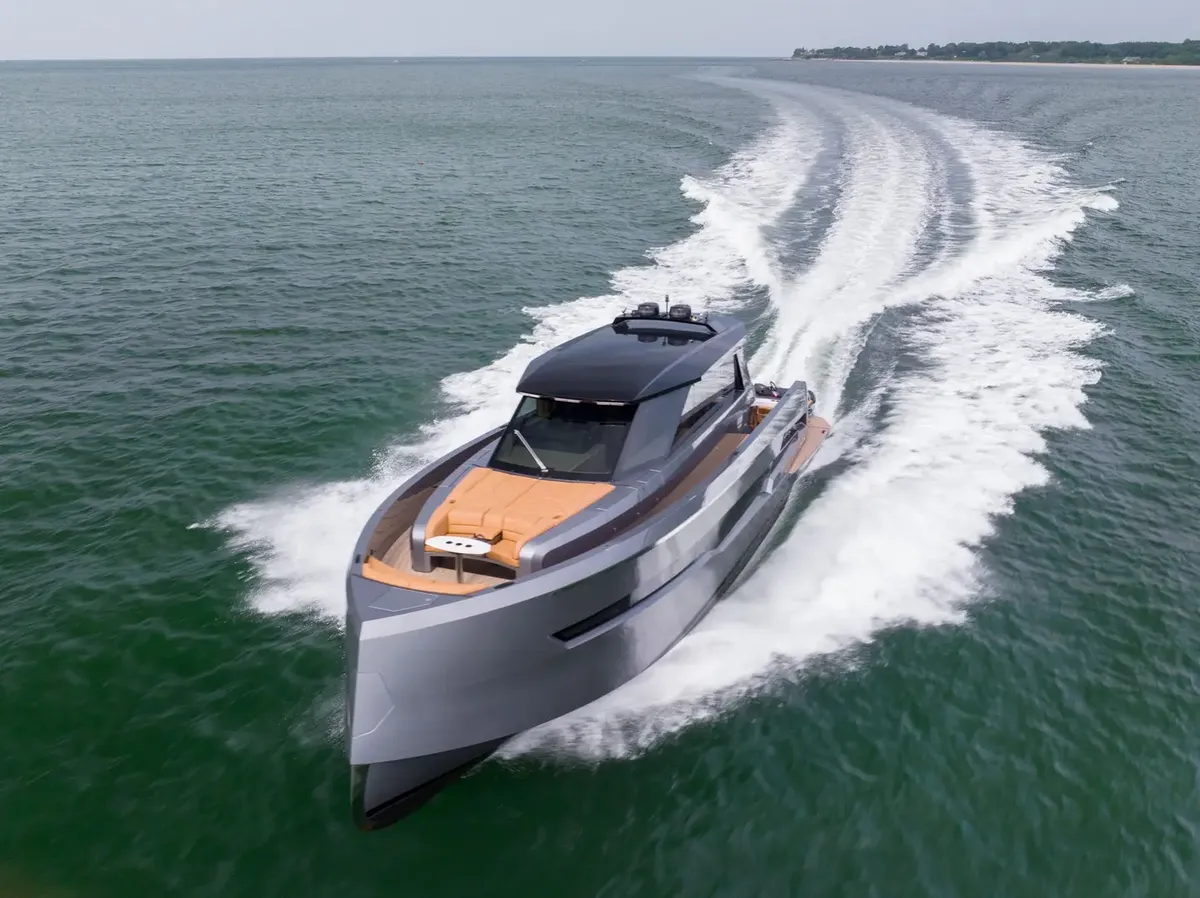 Steeler Yachts Bronson 67 Beachclub: Boot varend op zee