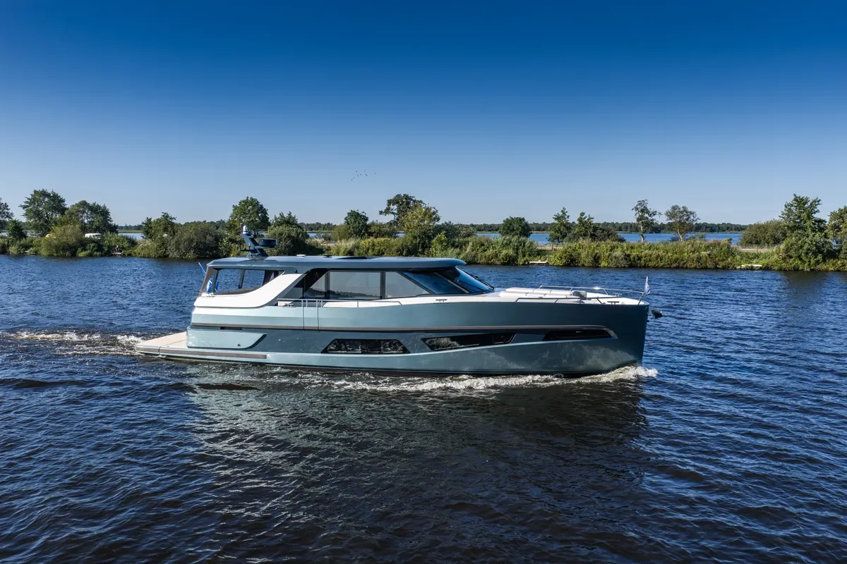 Steeler Yachts Enigma 50: Boot varend op water