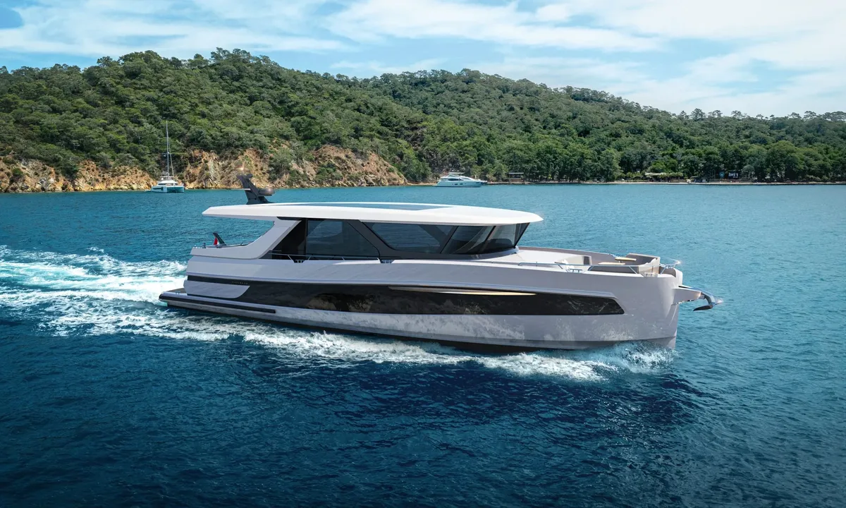 Steeler Yachts Enigma 59: Witte motorjacht vaart op zee