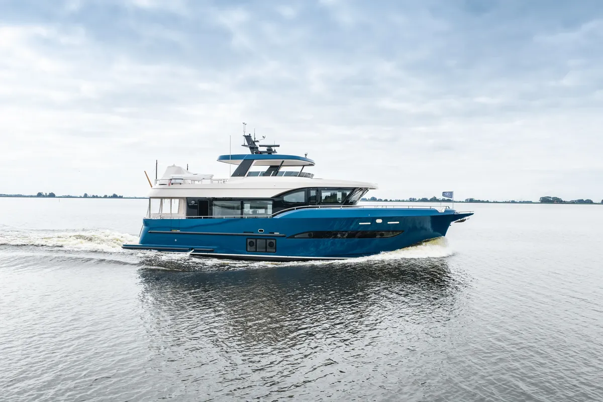 Steeler Yachts Ocean Explorer 67: Blauwe motorboot vaart op water