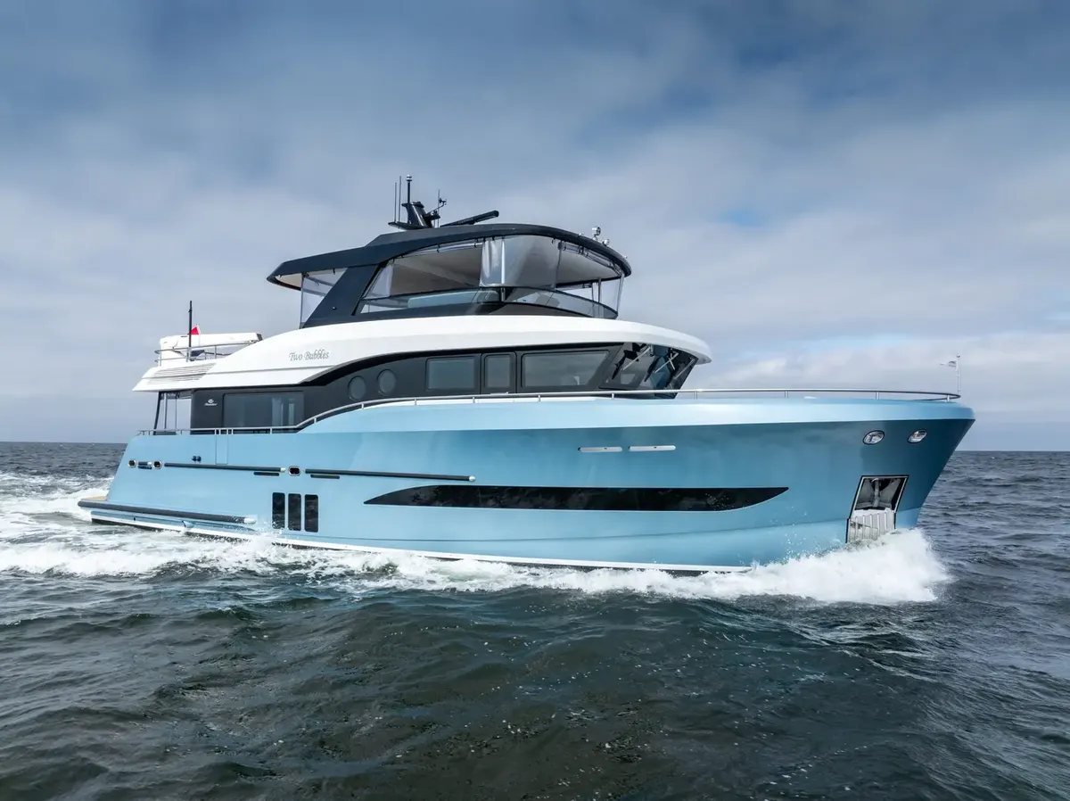 Steeler Yachts Ocean Explorer 72: Blauwe boot varend op zee
