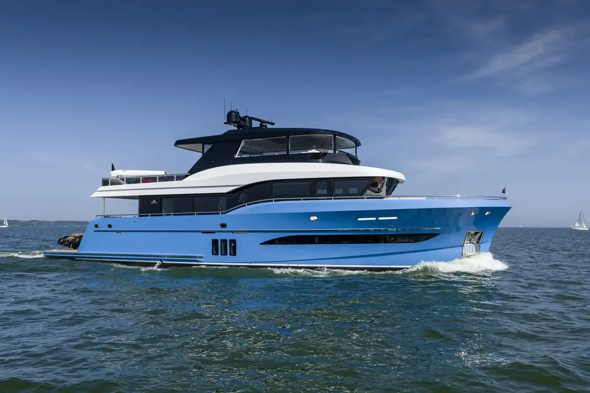 Steeler Yachts Ocean Explorer 85: Blauwe motorjacht varend op zee