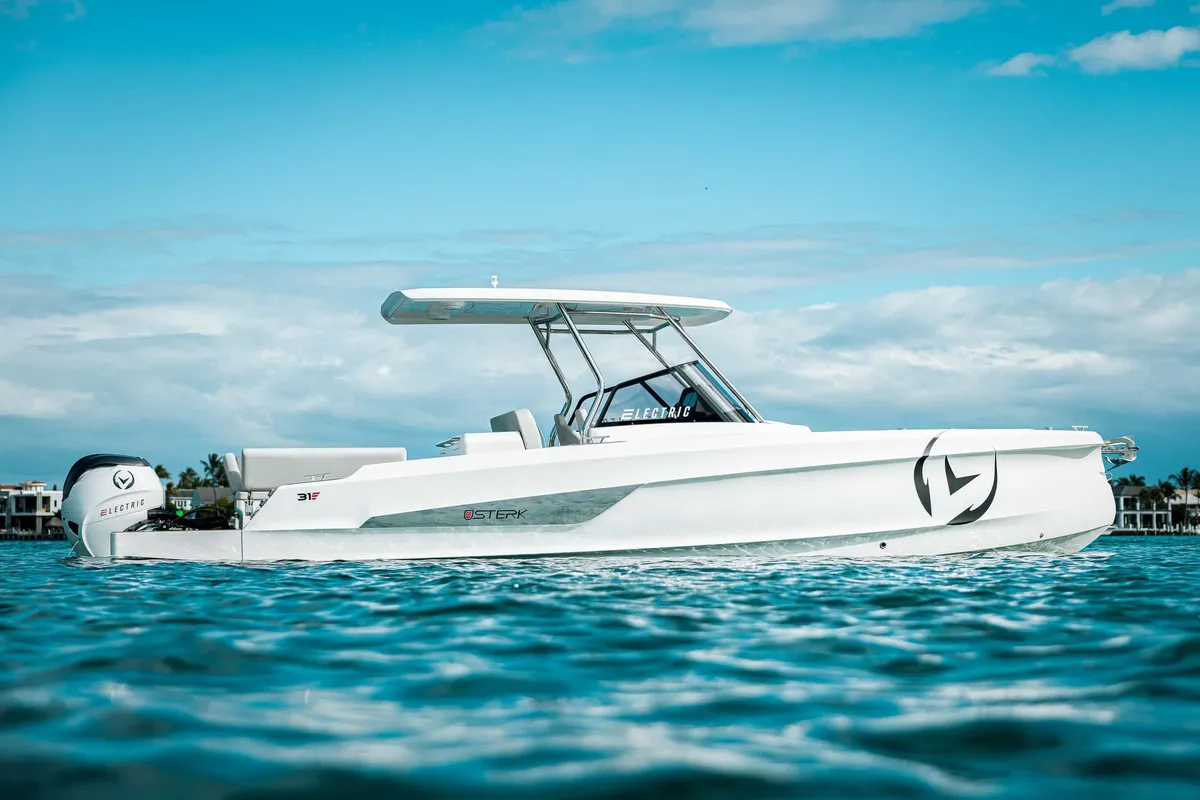 STERK Yachts 31 E: Witte boot op zee