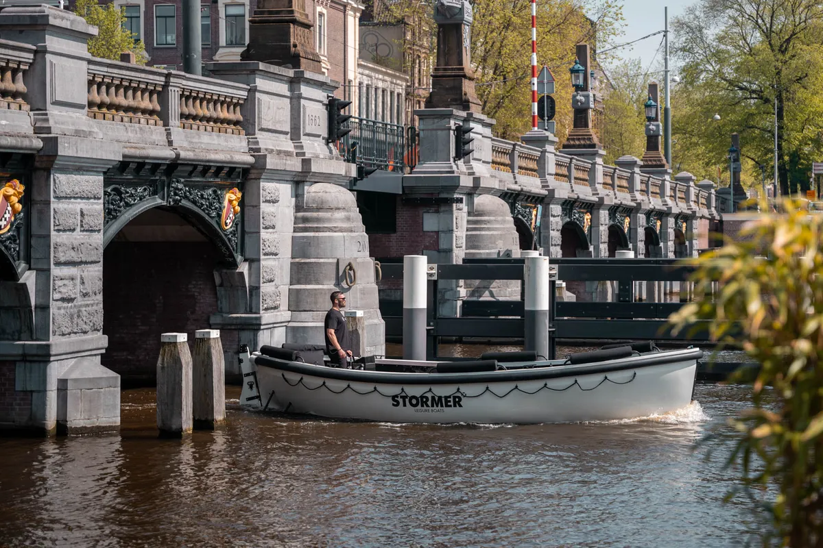 Stormer Leisure Boats Lifeboat 75: Boot vaart onder brug