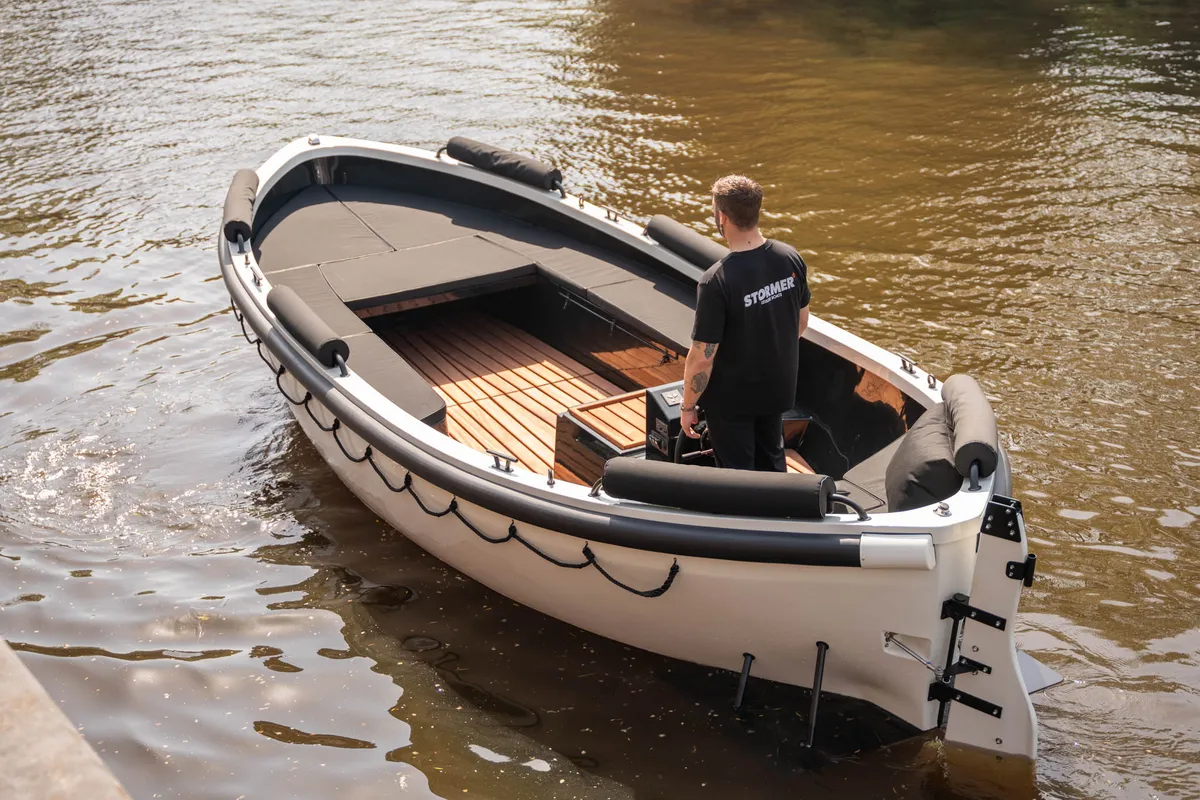 Stormer Leisure Boats Lifeboat 75: Man vaart open sloep