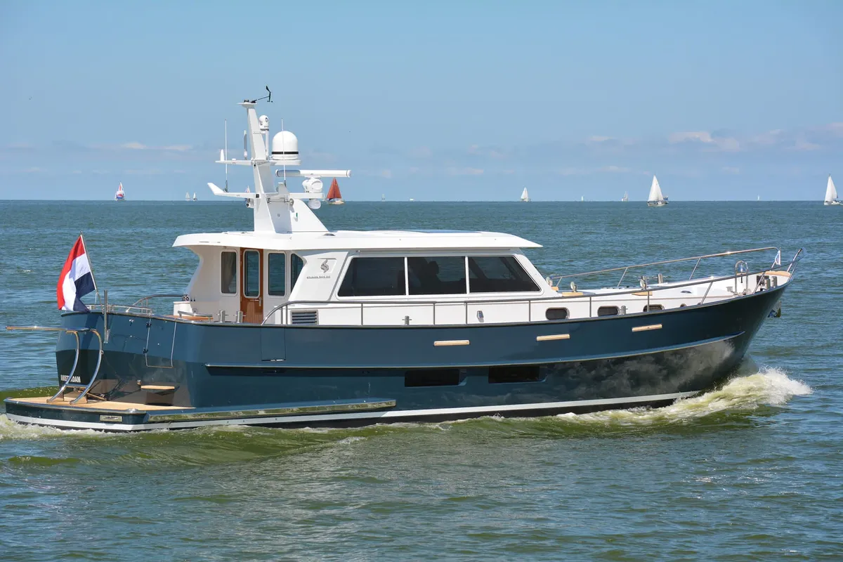 Sturiër Yachts 565 OC: Motorboot varend op zee