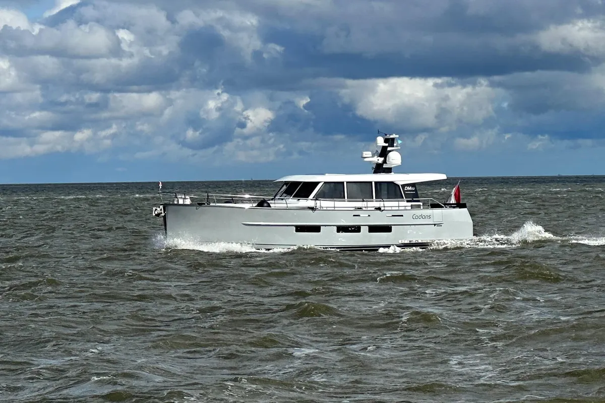 Sturiër Yachts Dutchman 52: Motorboot varend op zee
