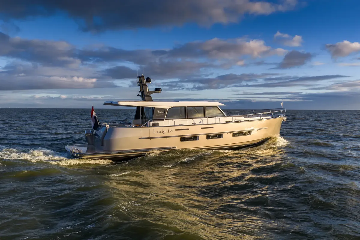 Sturiër Yachts Dutchman 56: Motorjacht vaart op zee
