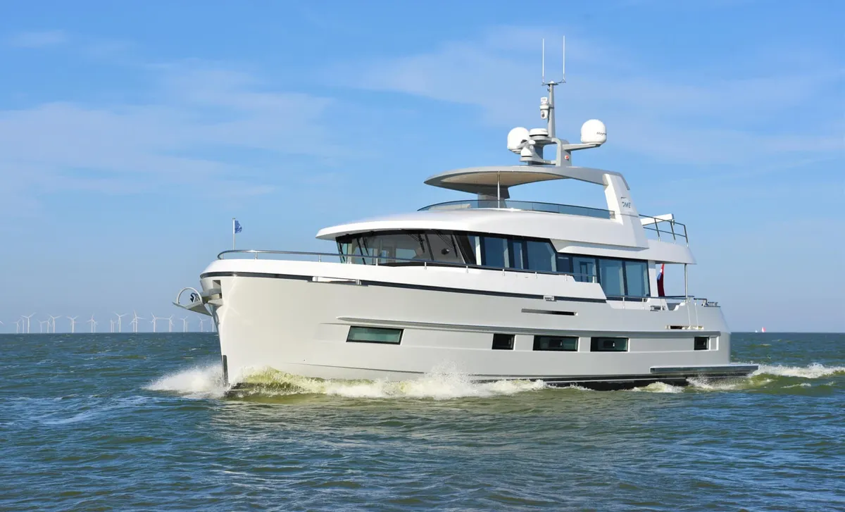 Sturiër Yachts Dutchman Explorer E6: Witte motorjacht varend op zee