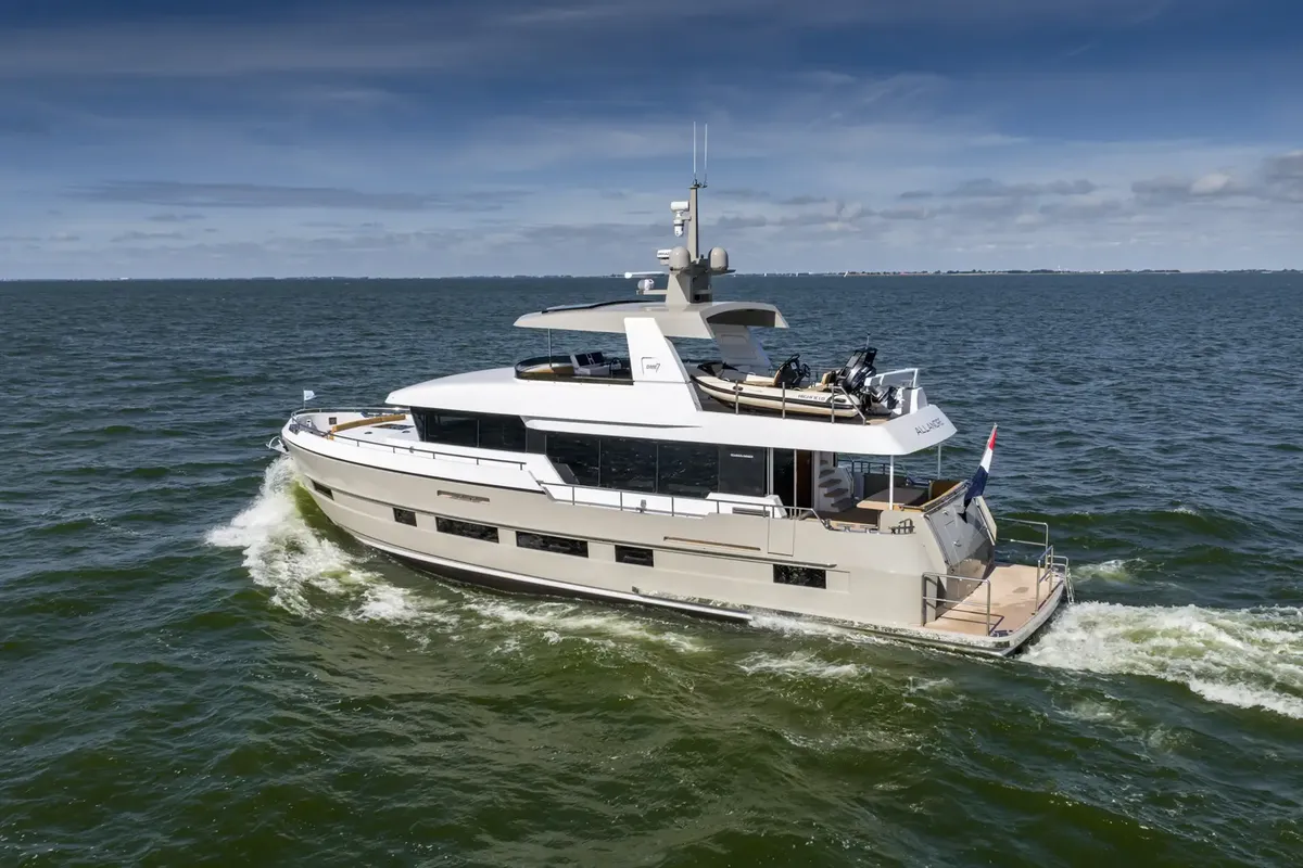 Sturiër Yachts Dutchman Explorer E7: Motorjacht varend op water
