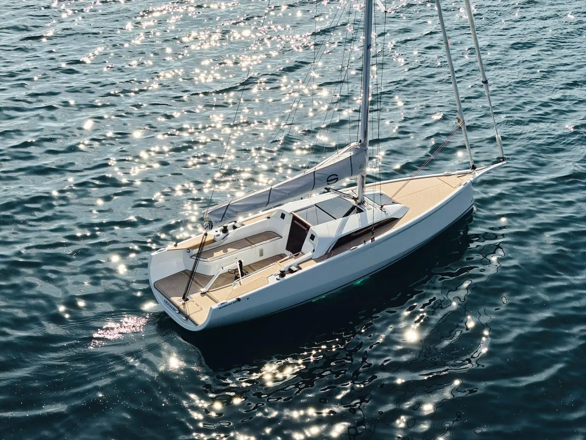 Sunbeam Yachts 29.1: Zeilboot van bovenaf op water
