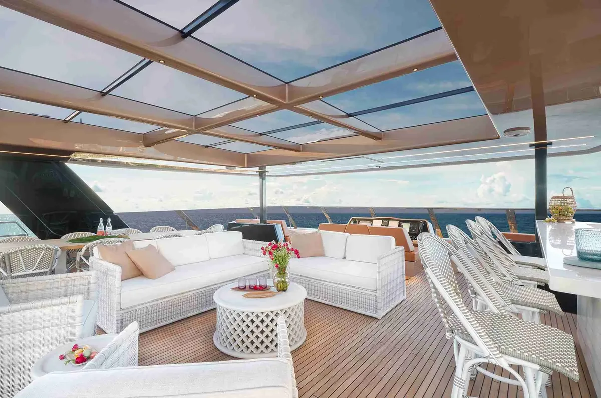 Sunreef Yachts 100 Power: Loungezitje op dek met zeezicht