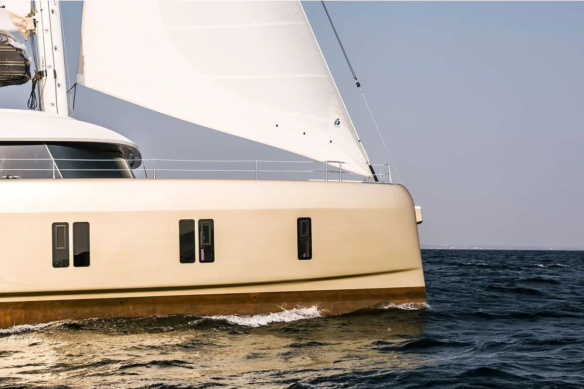 Sunreef Yachts 50: Zeilboot varend op zee