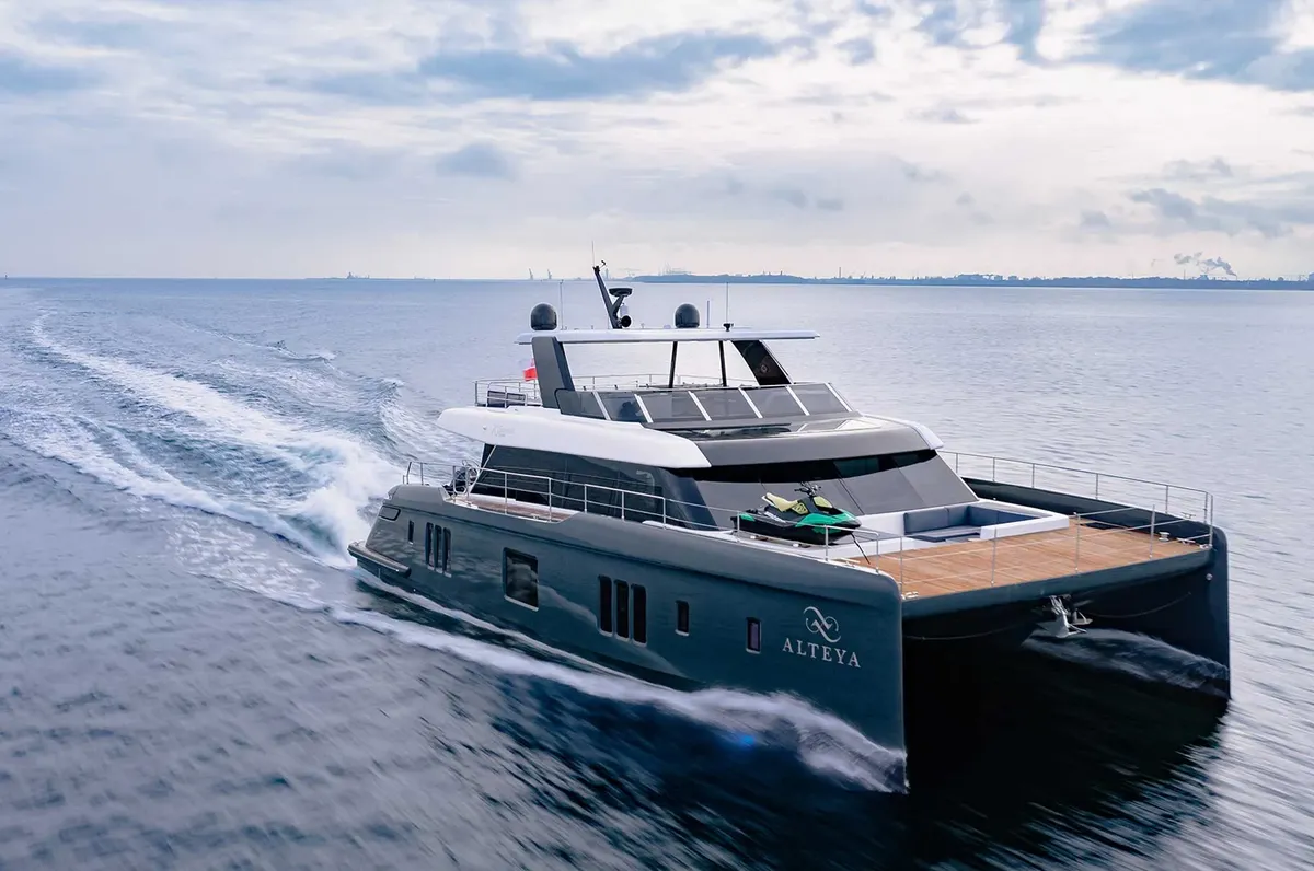 Sunreef Yachts 70 Power: Catamaran varend op zee