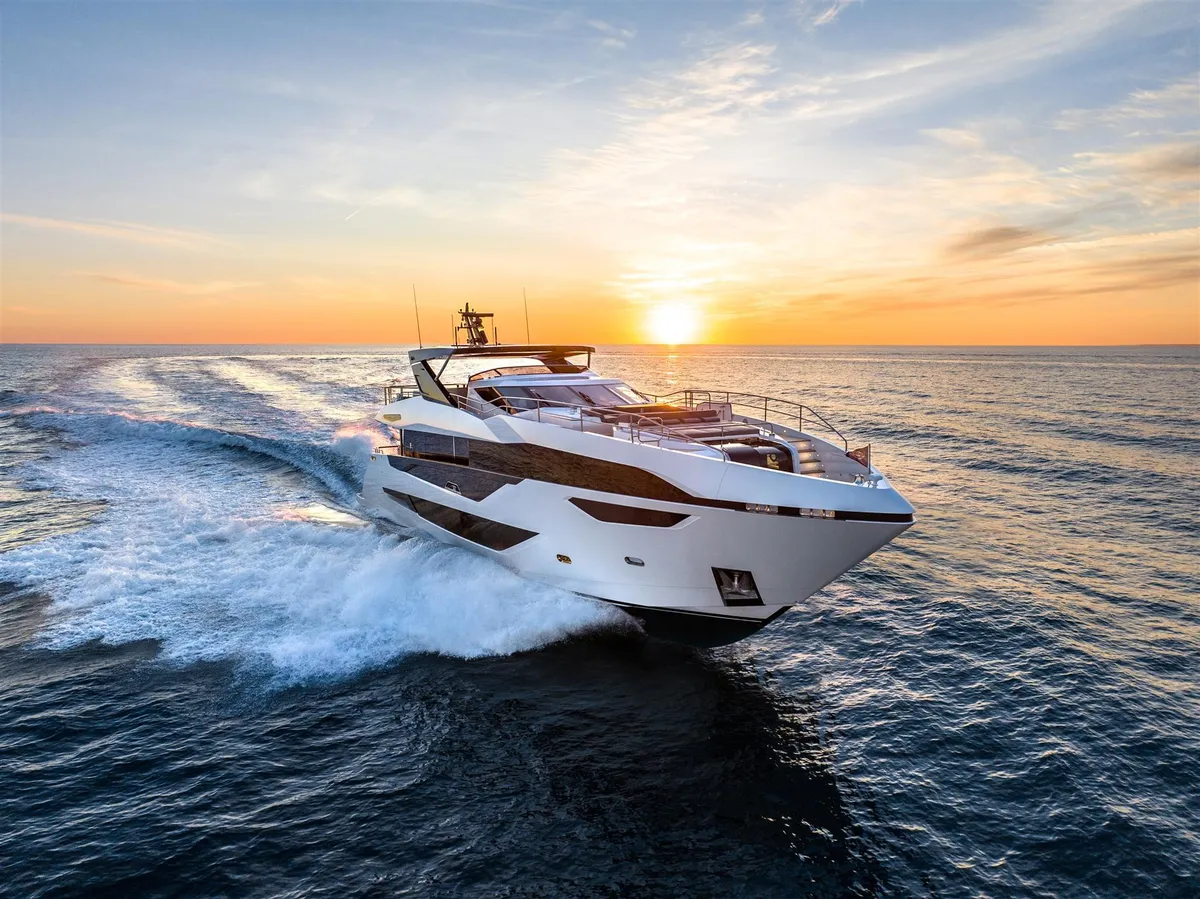 Sunseeker 100 Yacht: Jacht varend op zee bij zonsondergang