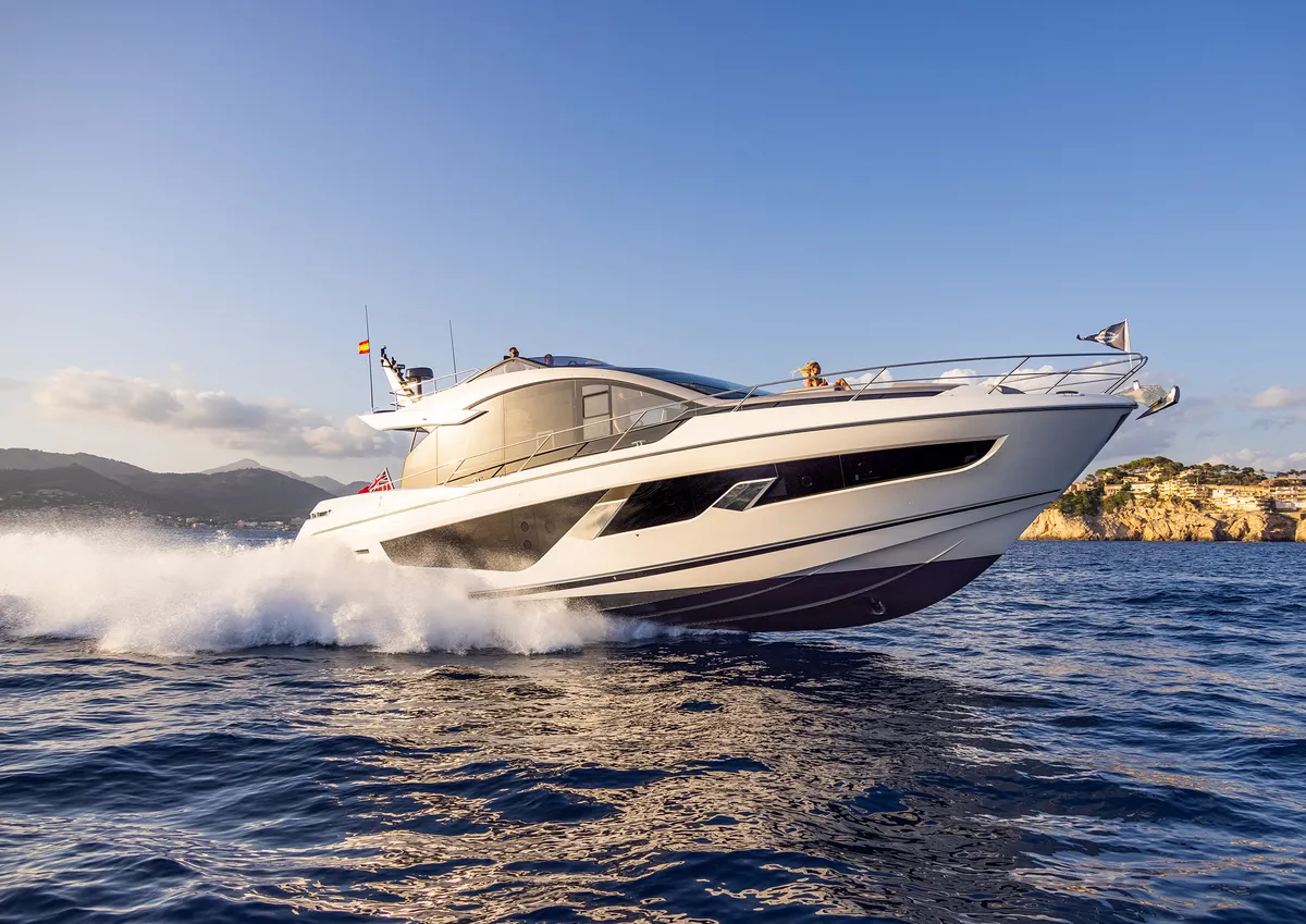 Sunseeker 65 Sport Yacht: Jacht varend met hoge snelheid