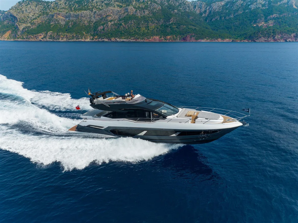 Sunseeker 75 Sport Yacht: Jacht varend op zee
