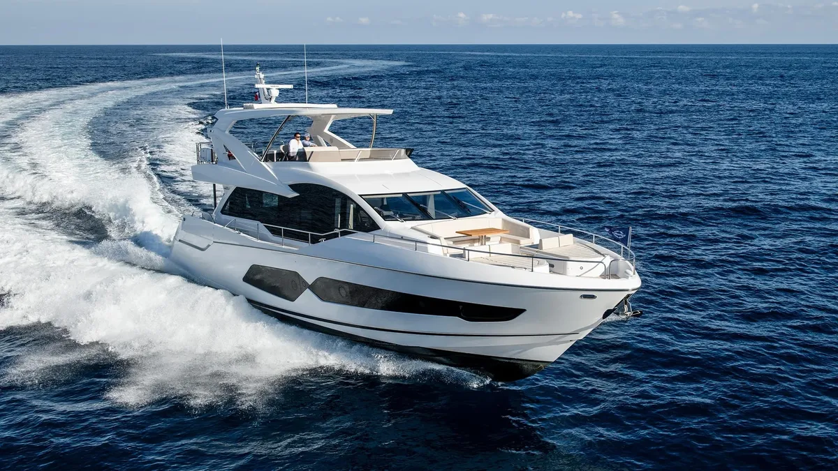 Sunseeker 76 Yacht: Witte jacht vaart snel over zee