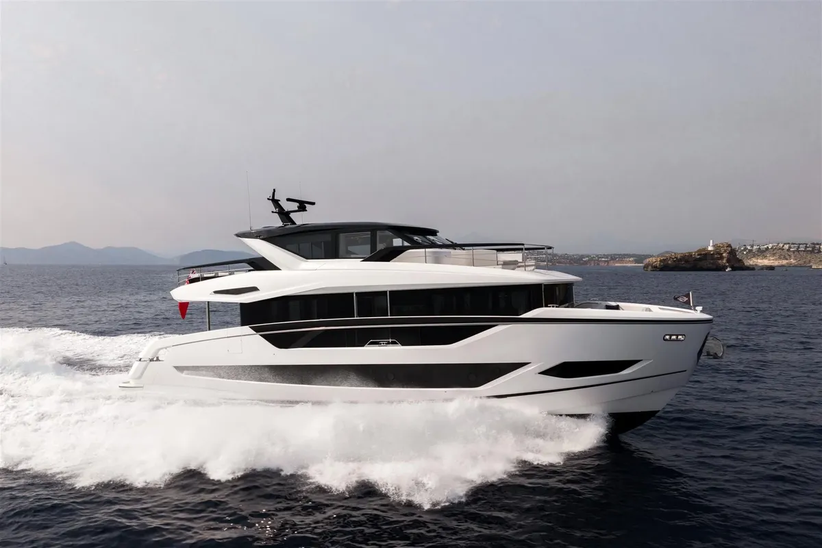 Sunseeker 82 Ocean Enclosed: Witte jacht varend op zee
