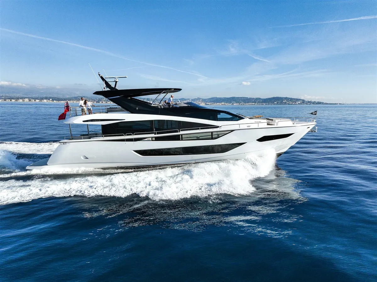Sunseeker 88 Yacht: Witte jacht vaart op zee
