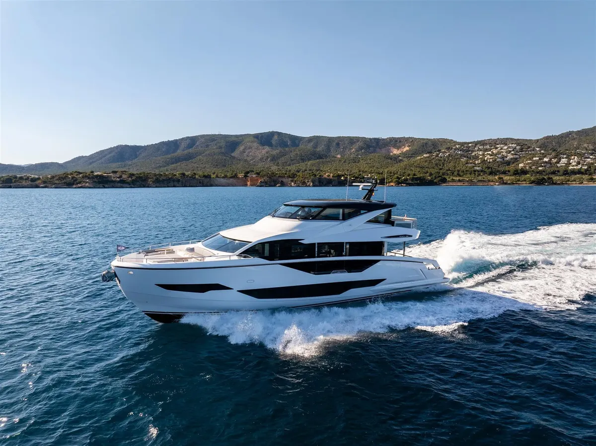 Sunseeker 90 Ocean Enclosed: Jacht varend op zee