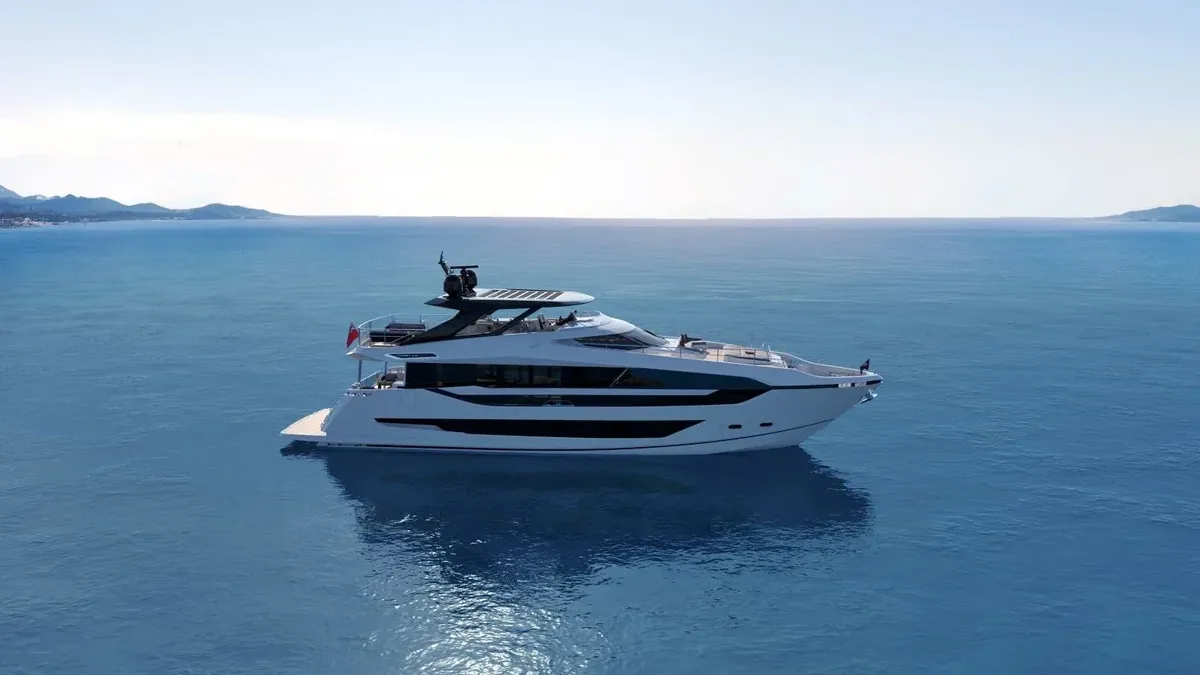 Sunseeker 94 Yacht: Jacht varend op zee