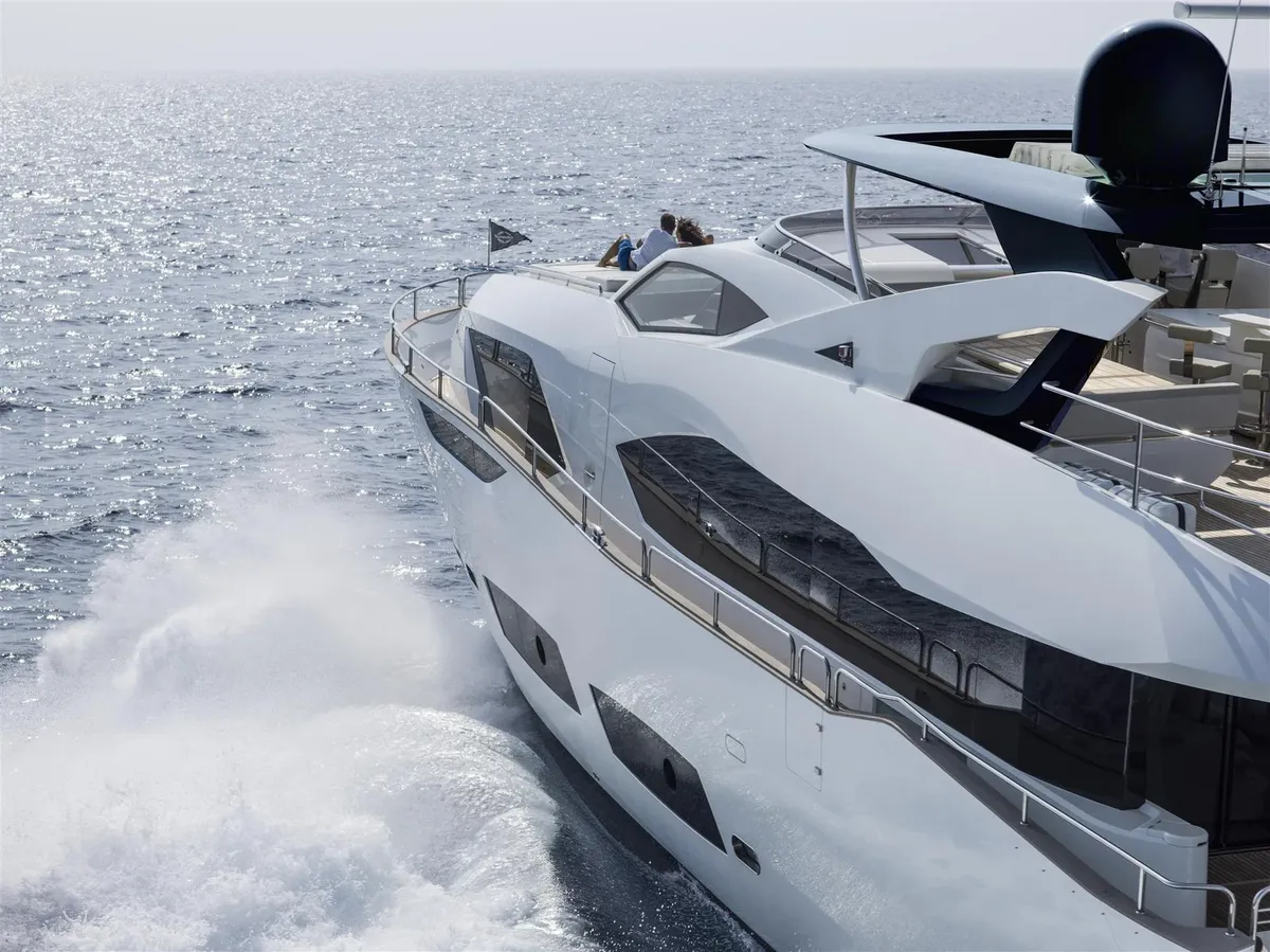Sunseeker 95 Yacht: Jacht varend op zee
