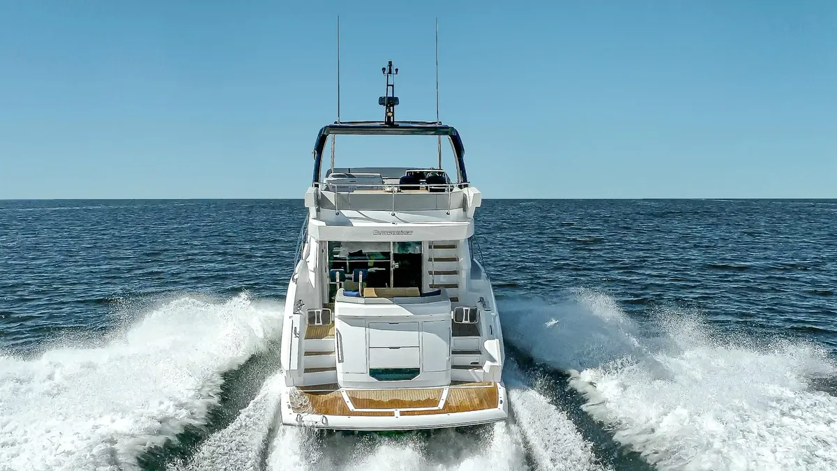 Sunseeker Manhattan 55: Boot varend op zee met kielzog