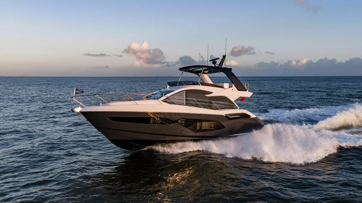 Sunseeker Manhattan 56: Boot varend op zee