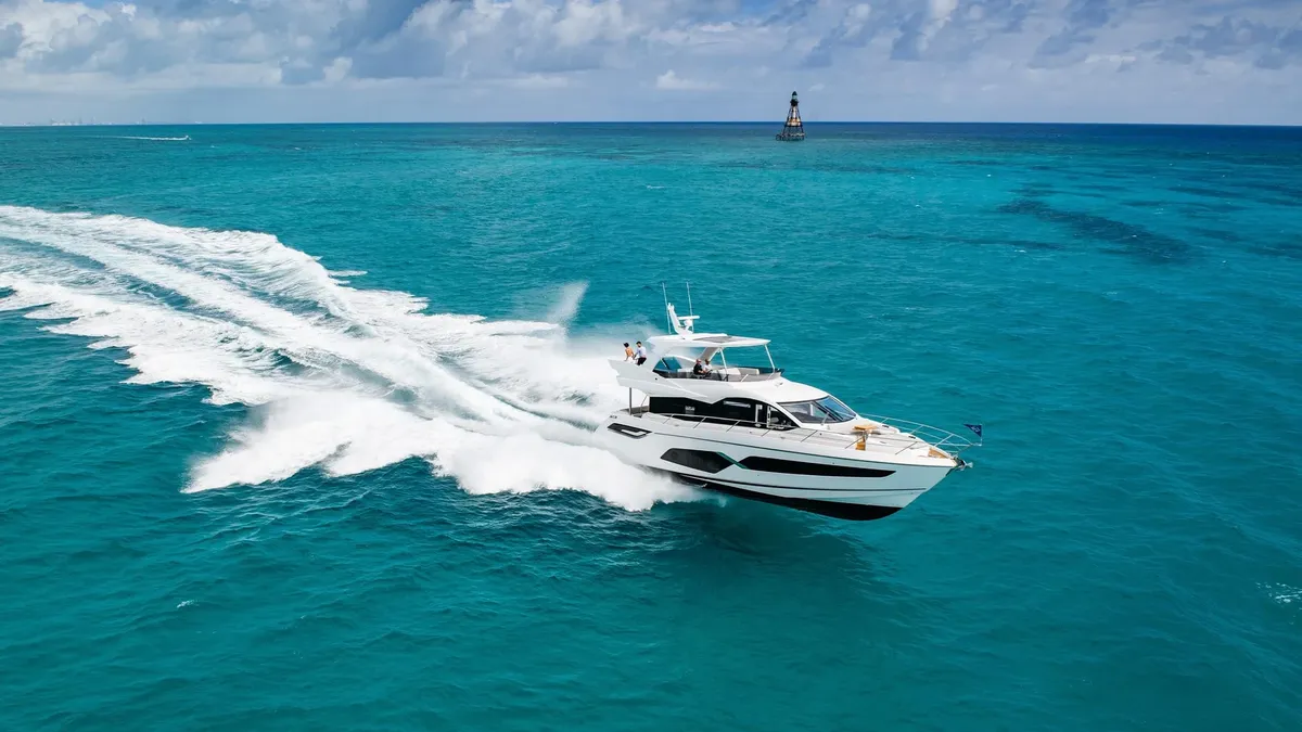 Sunseeker Manhattan 68: Jacht varend op zee