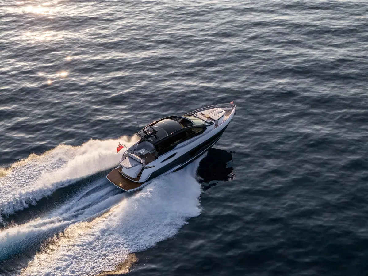 Sunseeker Predator 55: Boot varend op zee