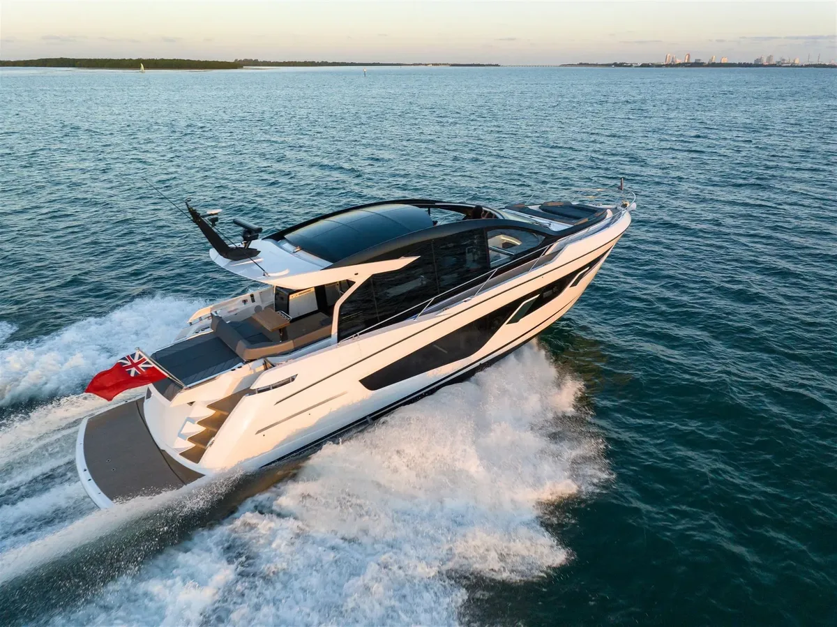 Sunseeker Predator 65: Boot varend op water