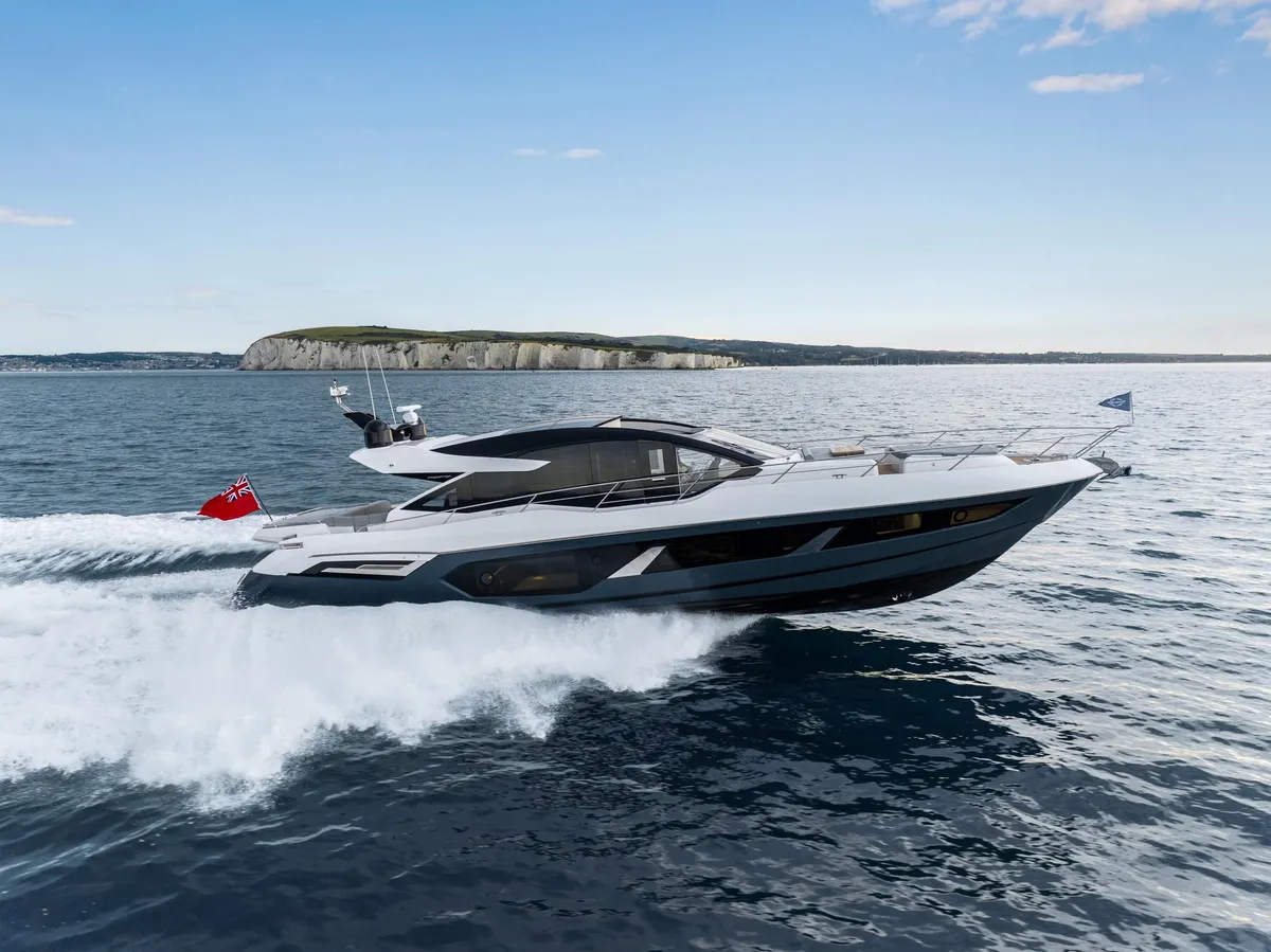 Sunseeker Predator 75: Jacht varend op zee