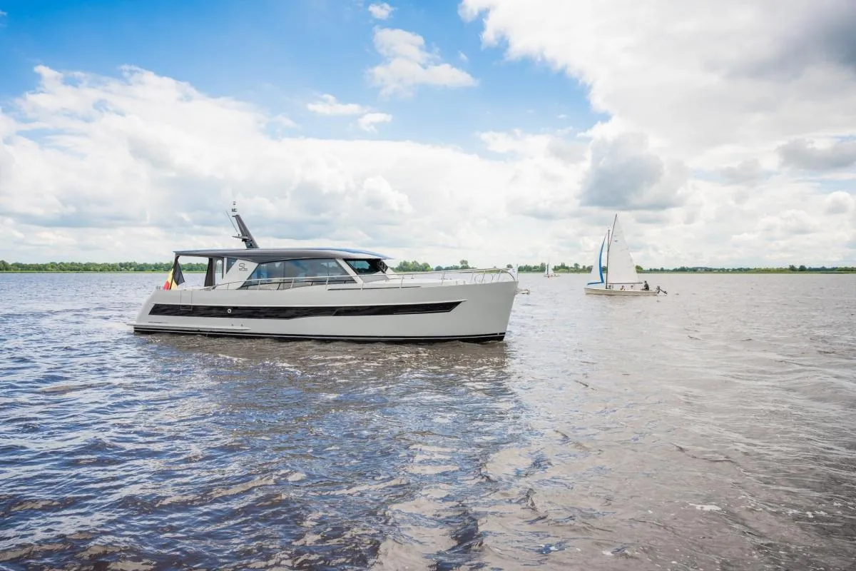 Super Lauwersmeer Discovery 46 OC Longroof: Motorboot varend op water