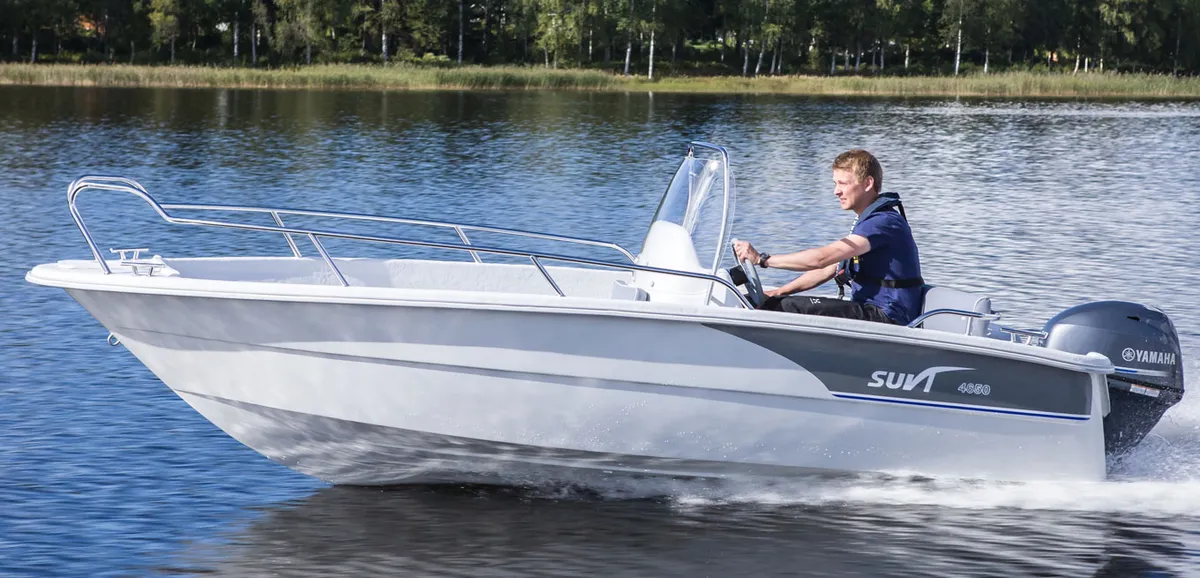 Suvi 46 Fisher: Boot varend van opzij