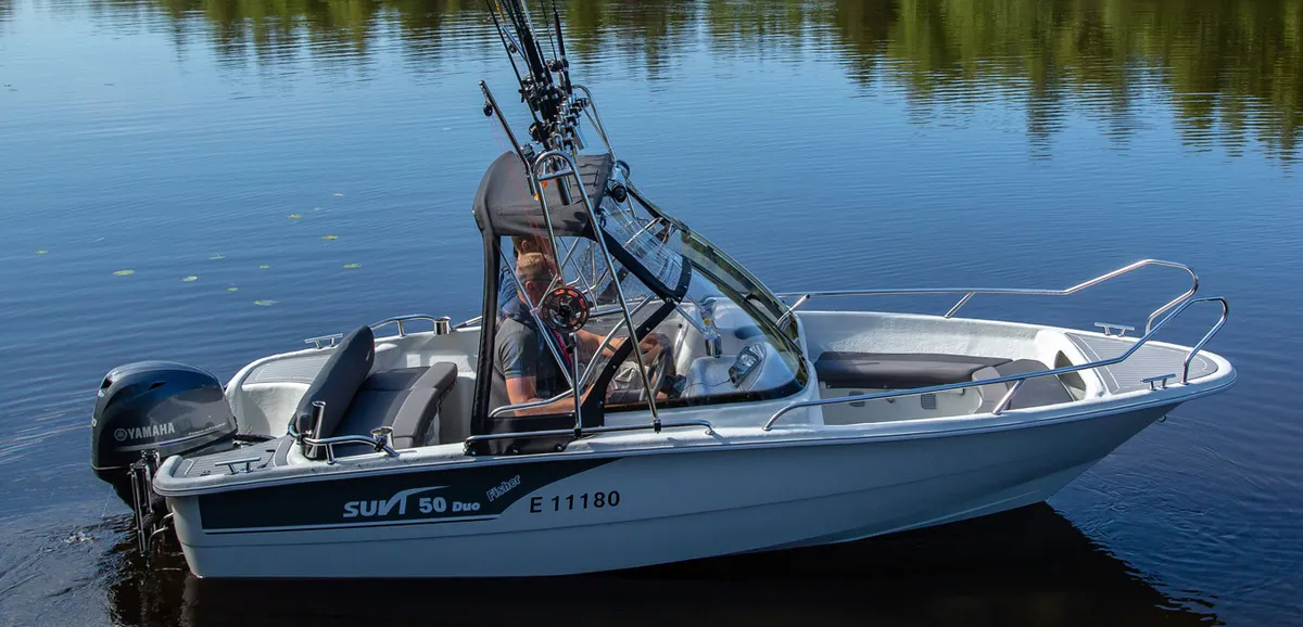 Suvi 50 Duo Fisher: Boot van opzij op meer