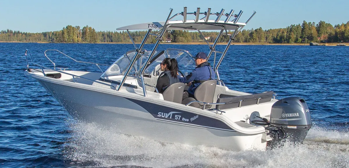 Suvi 57 Duo Fisher: Boot varend op open water