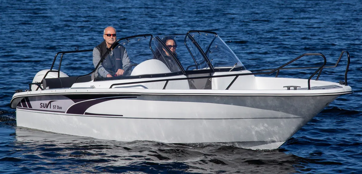 Suvi 57 Duo NB: Boot varend van opzij