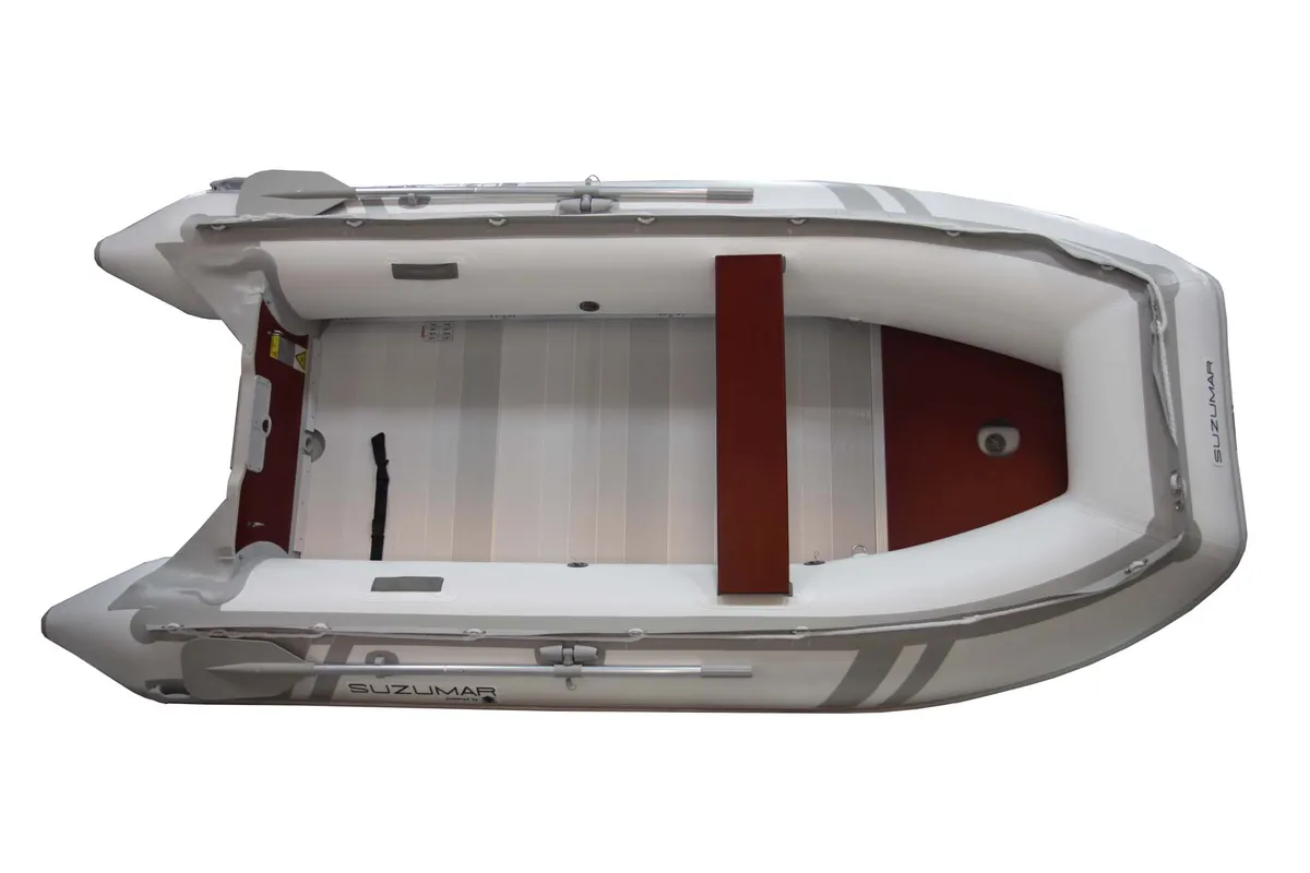 Suzumar DS 360: Rubberboot vanaf boven gefotografeerd