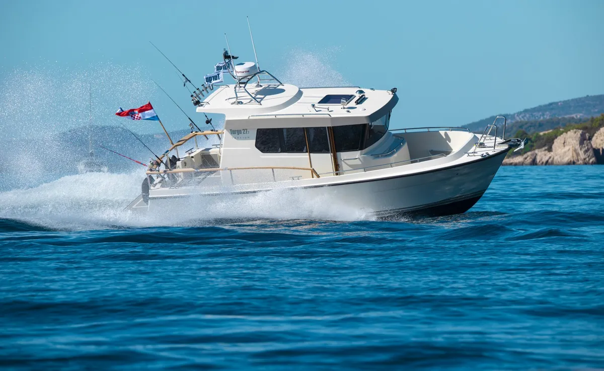 Targa 27.2 TF: Boot varend op zee