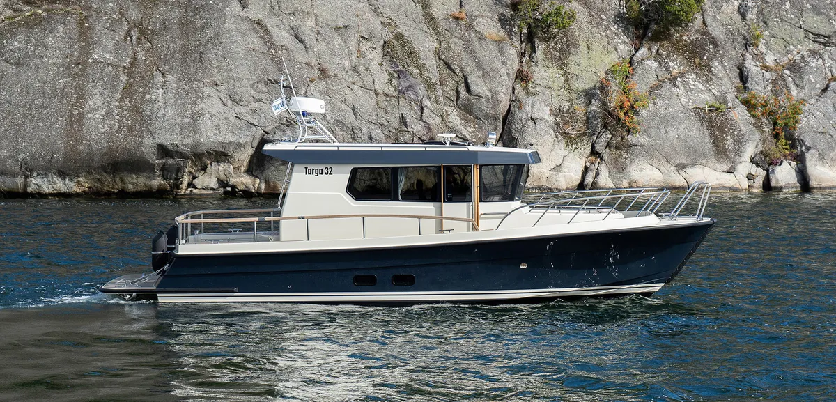 Targa 32: Boot varend langs rotswand