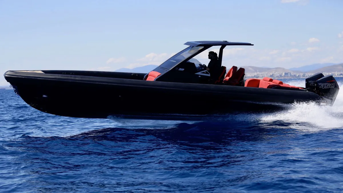 Technohull 38 Grand Sport: Zwarte speedboot varend op zee