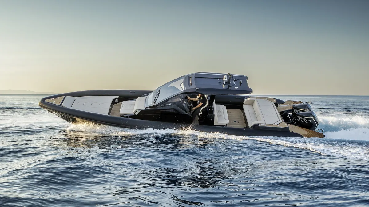 Technohull Alpha 40: Speedboot varend op zee