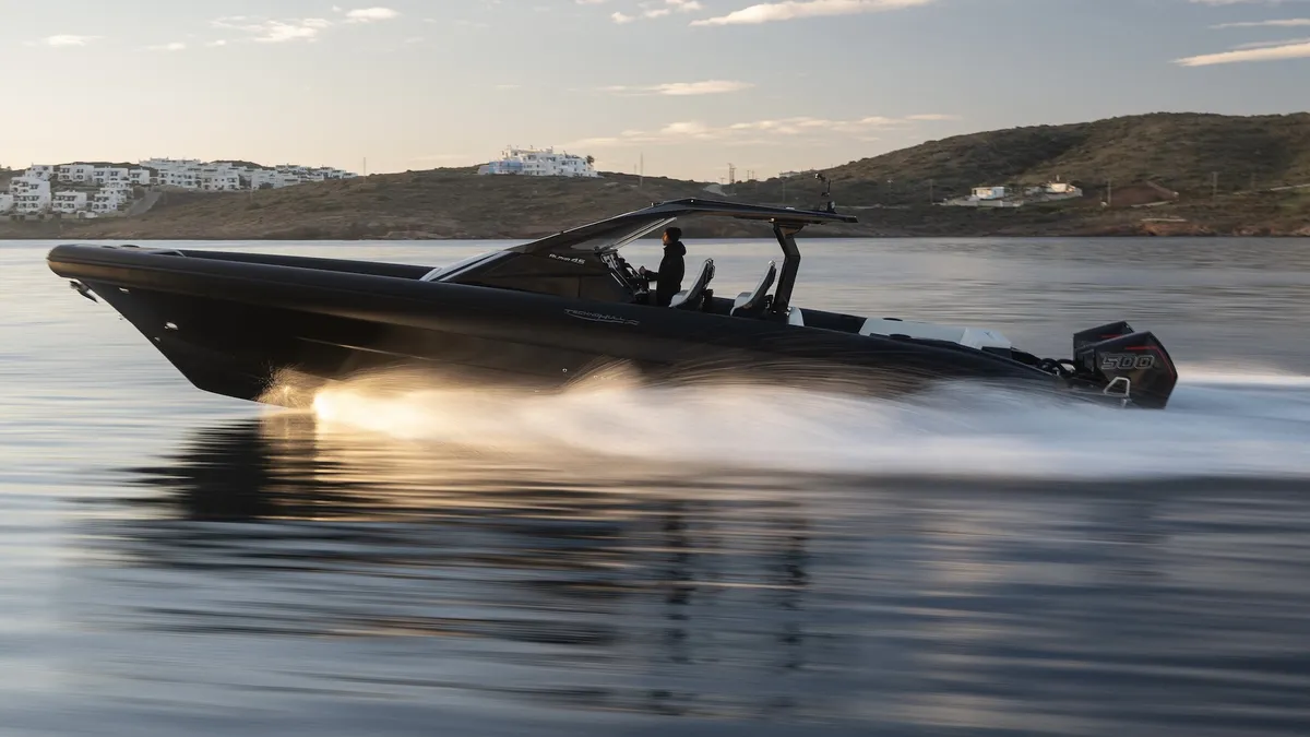 Technohull Alpha 45: Speedboot varend op water
